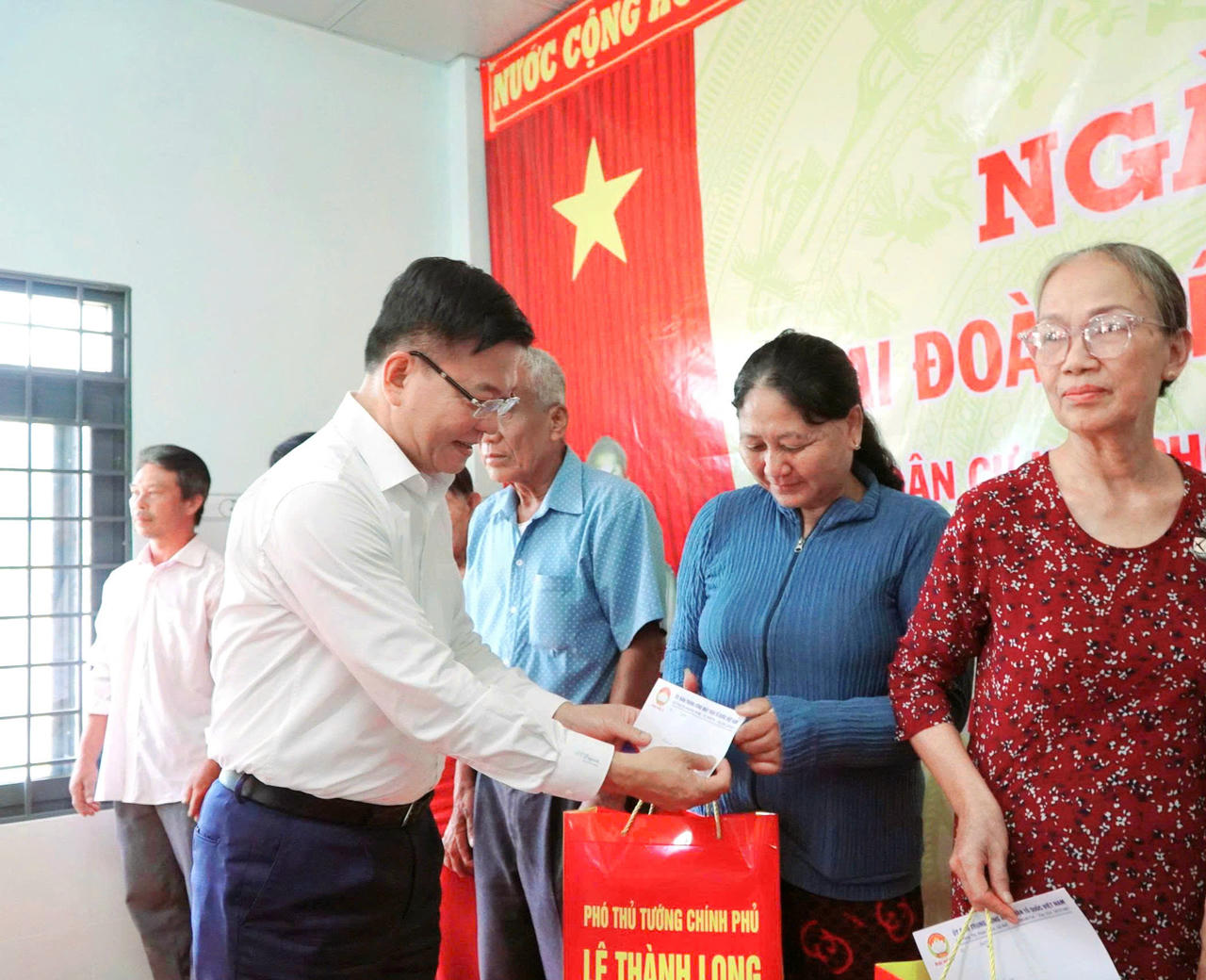 Phó Thủ tướng Lê Thành Long dự Ngày hội Đại đoàn kết tại An Giang