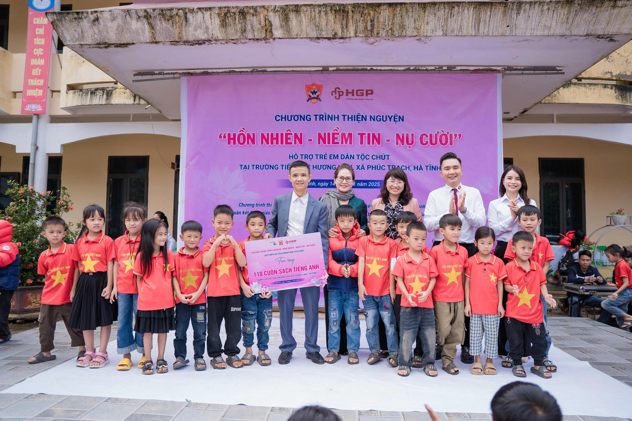 Đại diện nhà trường nhận biểu trưng tặng 100 cuốn sách chất lượng cao của nhà tài trợ