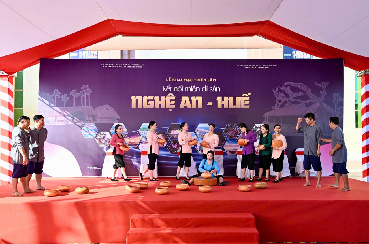 Biểu diễn dân ca xứ Nghệ tại Triển lãm.