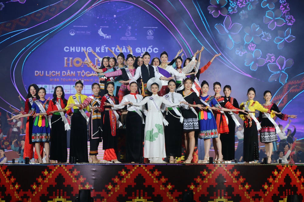 Các thí sinh ra sân khấu với trong phục dân tộc.