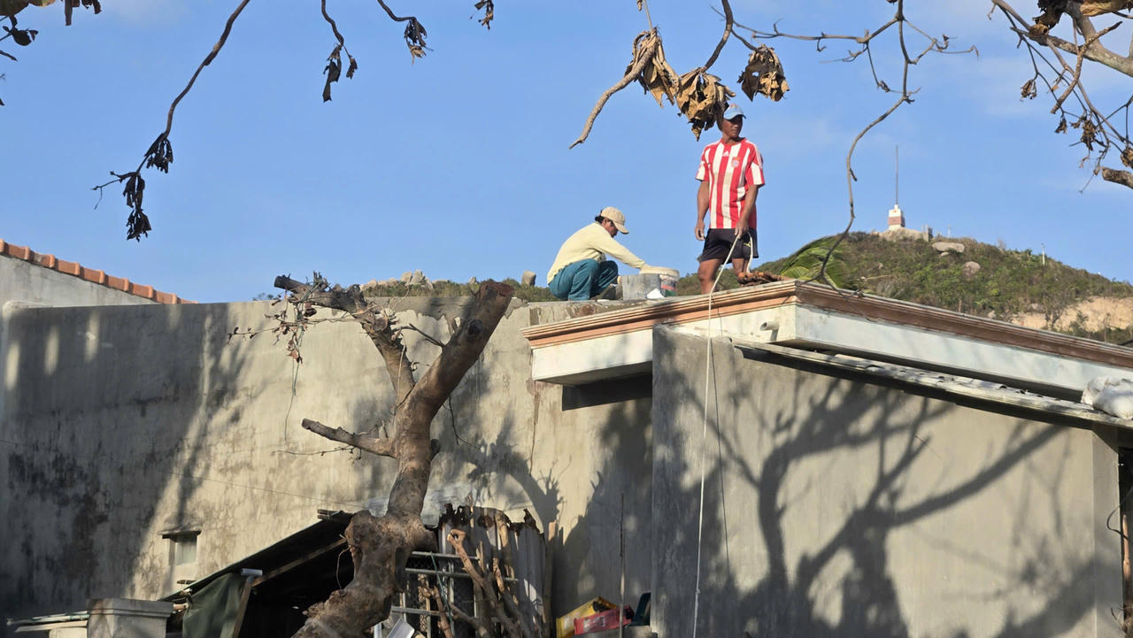 Xã đảo Nhơn Châu chung tay khắc phục hậu quả bão số 13.