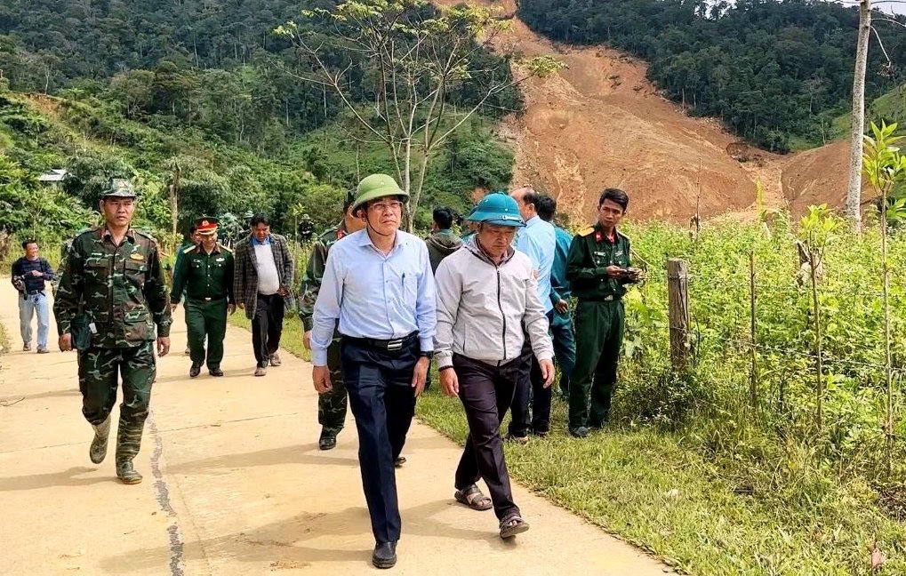 Phó Chủ tịch UBND TP Đà Nẵng Trần Nam Hưng (áo xanh) trực tiếp kiểm tra điểm sạt lở tại xã Hùng Sơn. 