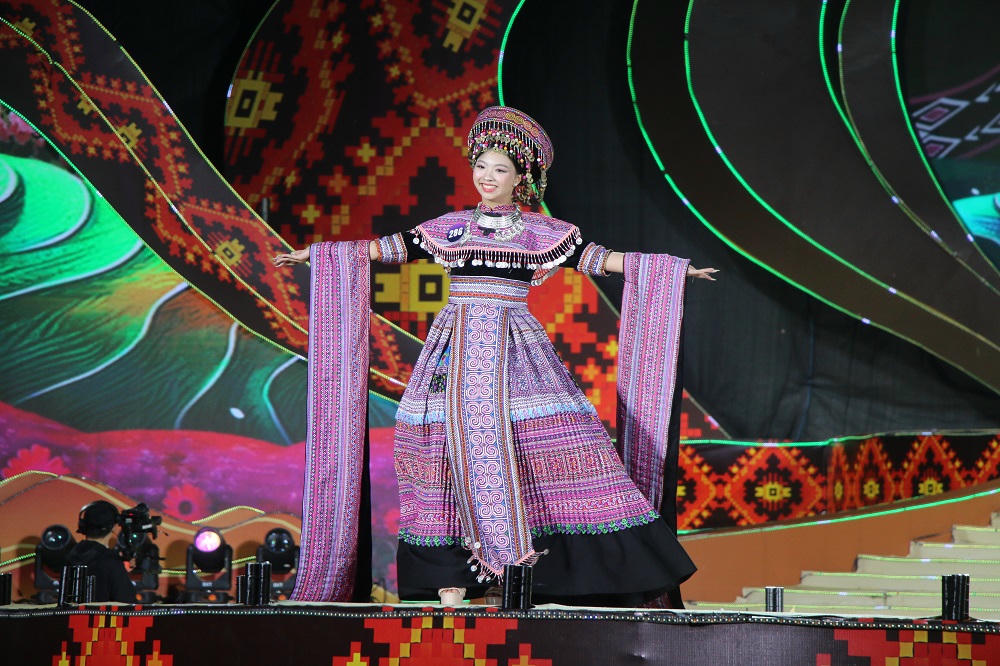 Các thí sinh tự tin với trang phục dân tộc.