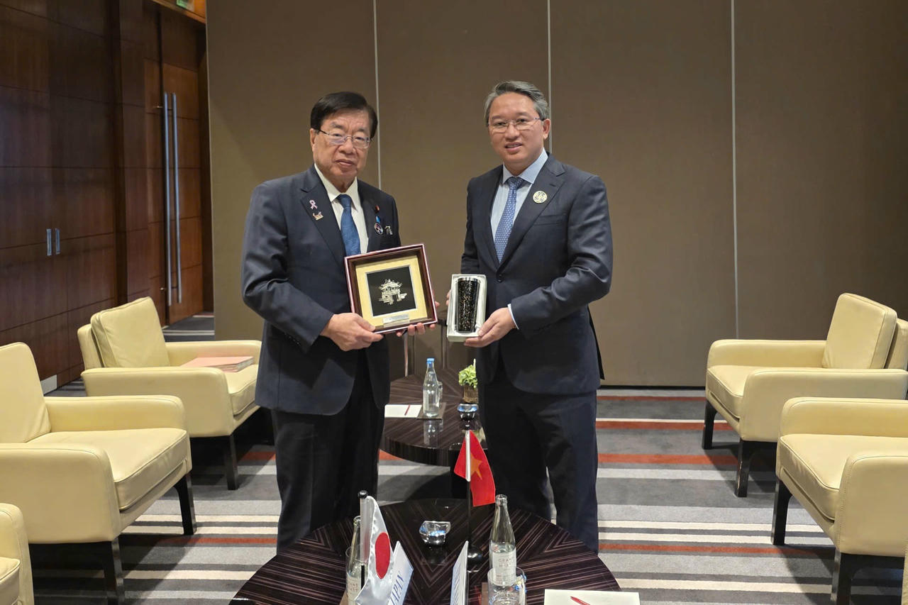 Bộ trưởng Nguyễn Hải Ninh gặp Bộ trưởng Tư pháp Nhật Bản.