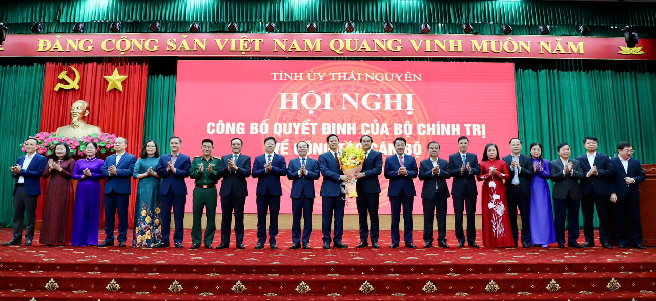 Ban Thường vụ Tỉnh ủy Thái Nguyên chúc mừng ông Vương Quốc Tuấn.