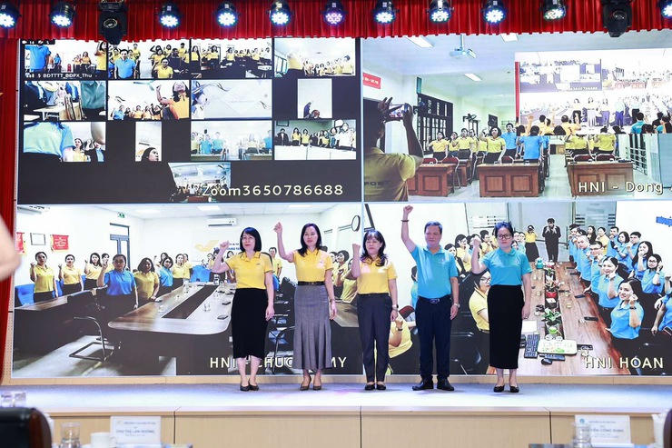 Lãnh đạo BHXH TP Hà Nội và Tổng công ty Bưu điện Việt Nam cùng thể hiện quyết tâm.