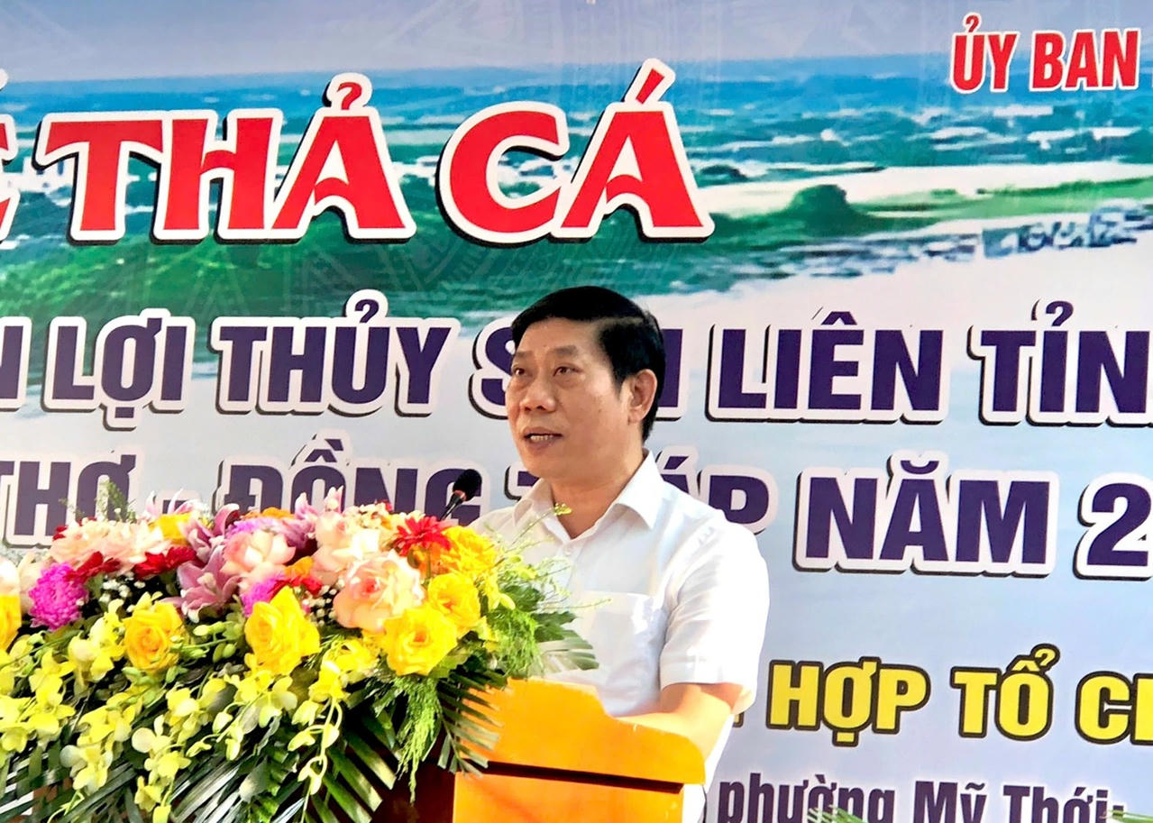 Phó Cục trưởng Cục Thủy sản và Kiểm ngư, Bộ Nông nghiệp và Môi trường Nguyễn Quang Hùng phát biểu tại lễ thả cá giống.