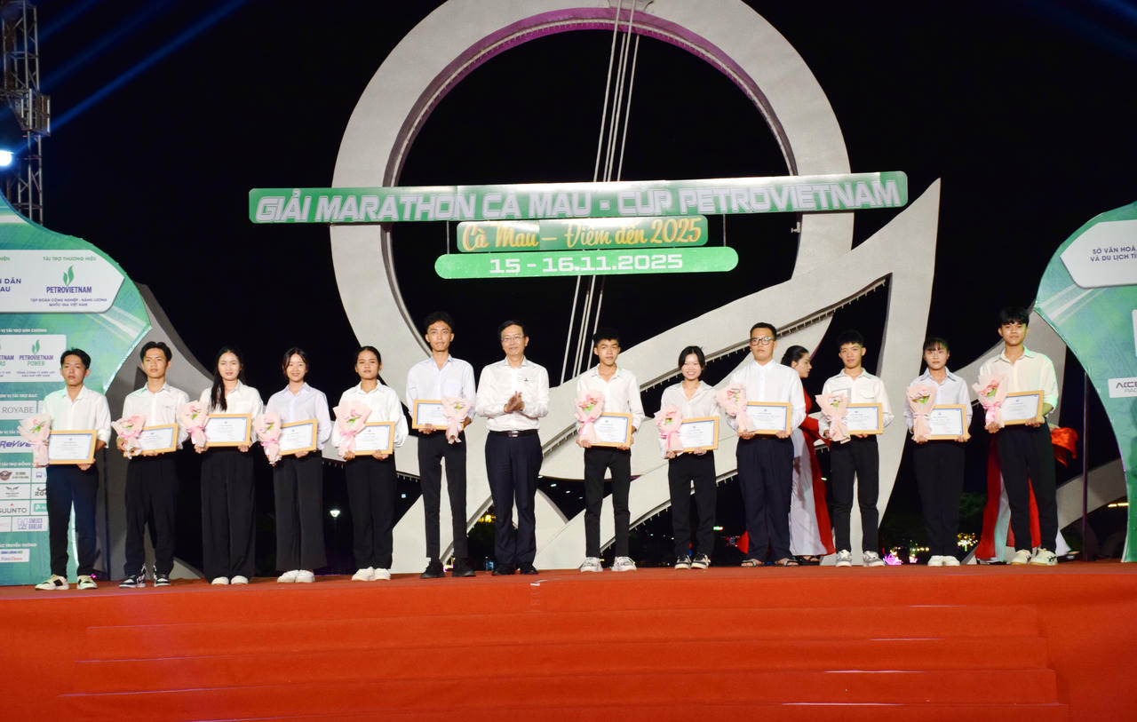 Ông Trần Quang Dũng – Phó Bí thư Thường trực Đảng ủy Tập đoàn Công nghiệp – Năng lượng Quốc gia Việt Nam, trao học bổng “Quỹ Thắp sáng niềm tin” cho sinh viên khu vực ĐBSCL.