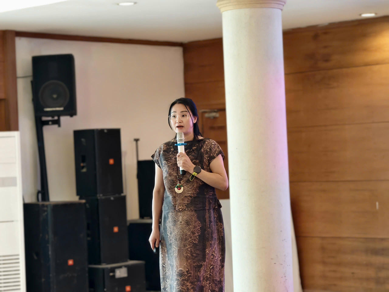 Bà Trần Thị Loan - Trưởng phòng Ngành nghề, Cục Kinh tế hợp tác và Phát triển nông thôn trình bày tham luận tại hội thảo