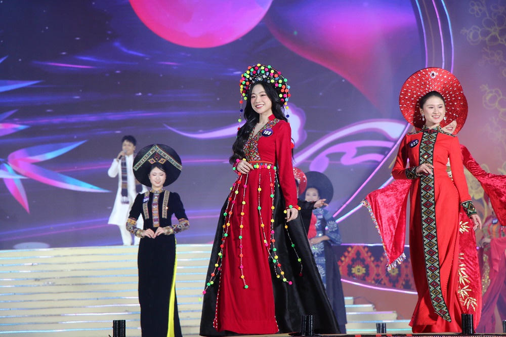 Các thí sinh trong phần thi trình diễn áo dài.