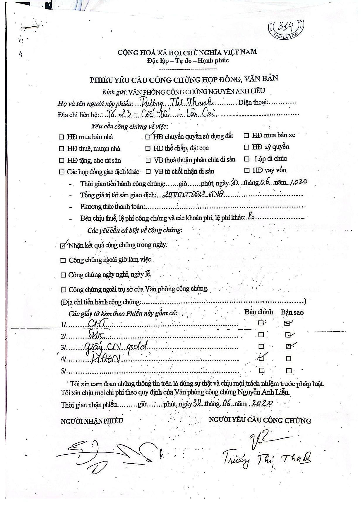 Phiếu yêu cầu công chứng hợp đồng này, văn bản thể hiện chỉ duy nhất hợp đồng chuyển nhượng là bản gốc, còn lại là bản sao (Hồ sơ bà Đỗ Thị Hạt cung cấp).