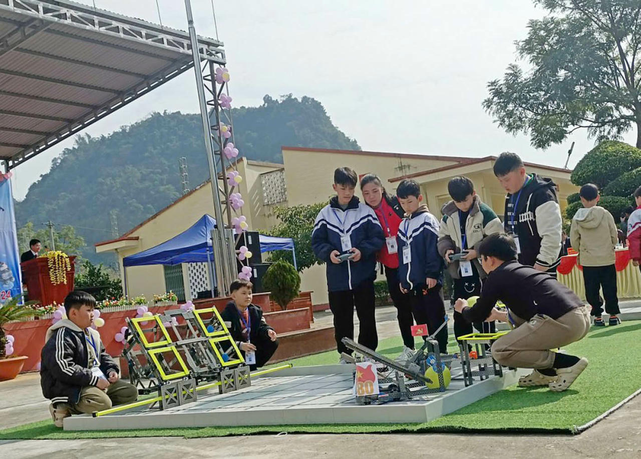 &nbsp;Câu chuyện cô giáo Đàm Thị Uyên (Trường THCS Trùng Khánh, tỉnh Cao Bằng) đã đưa mô hình giáo dục STEM và Robotics về với học trò vùng biên. (Nguồn: Đàm Thị Uyên)