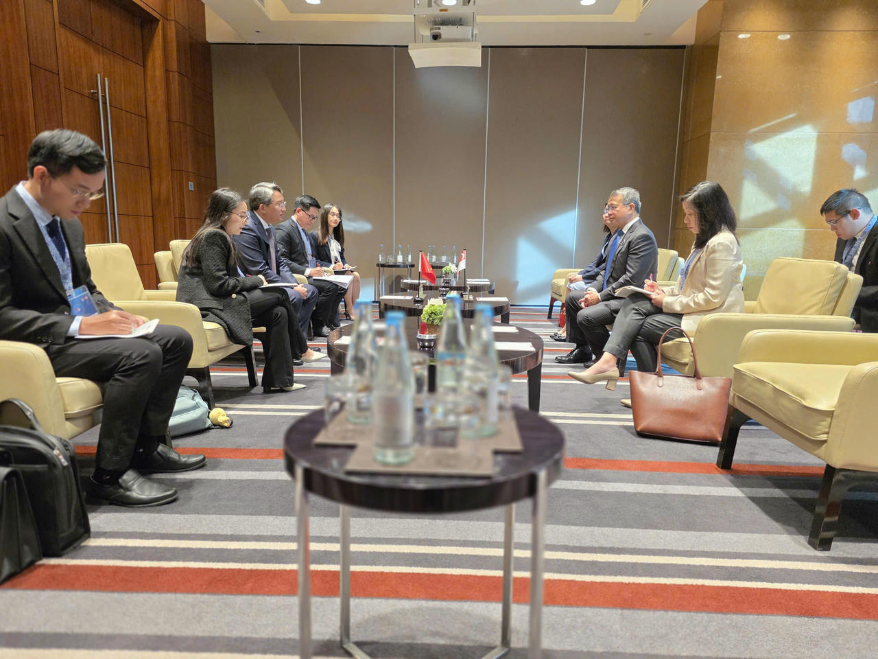 Bộ trưởng Bộ Tư pháp Nguyễn Hải Ninh gặp Bộ trưởng&nbsp;Bộ Pháp luật Singapore.