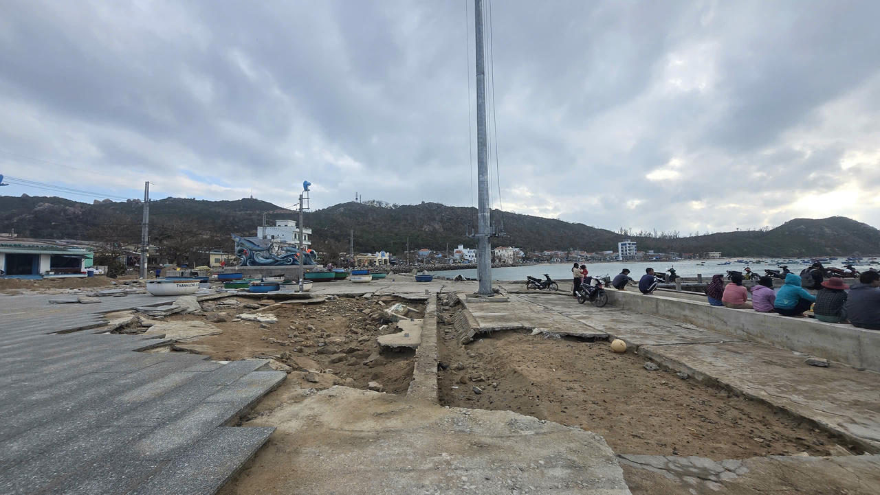 Hạ tầng giao thông cùng nhiều ngôi nhà tại Nhơn Châu bị tàn phá nặng nề.