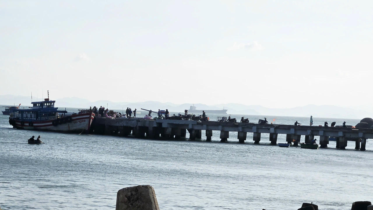 Chiếc cầu tầu là nơi tàu bè cập đảo nay đã bị bão số 13 làm hư hỏng nặng.