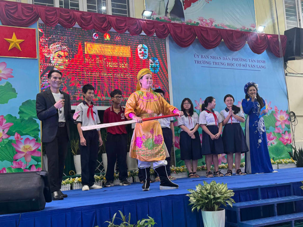 Sân khấu học đường tại Trường THCS Văn Lang với sự tham gia của các nghệ sĩ Nhà hát Nghệ thuật hát bội TP Hồ Chí Minh. (Ảnh: Hương Trần)