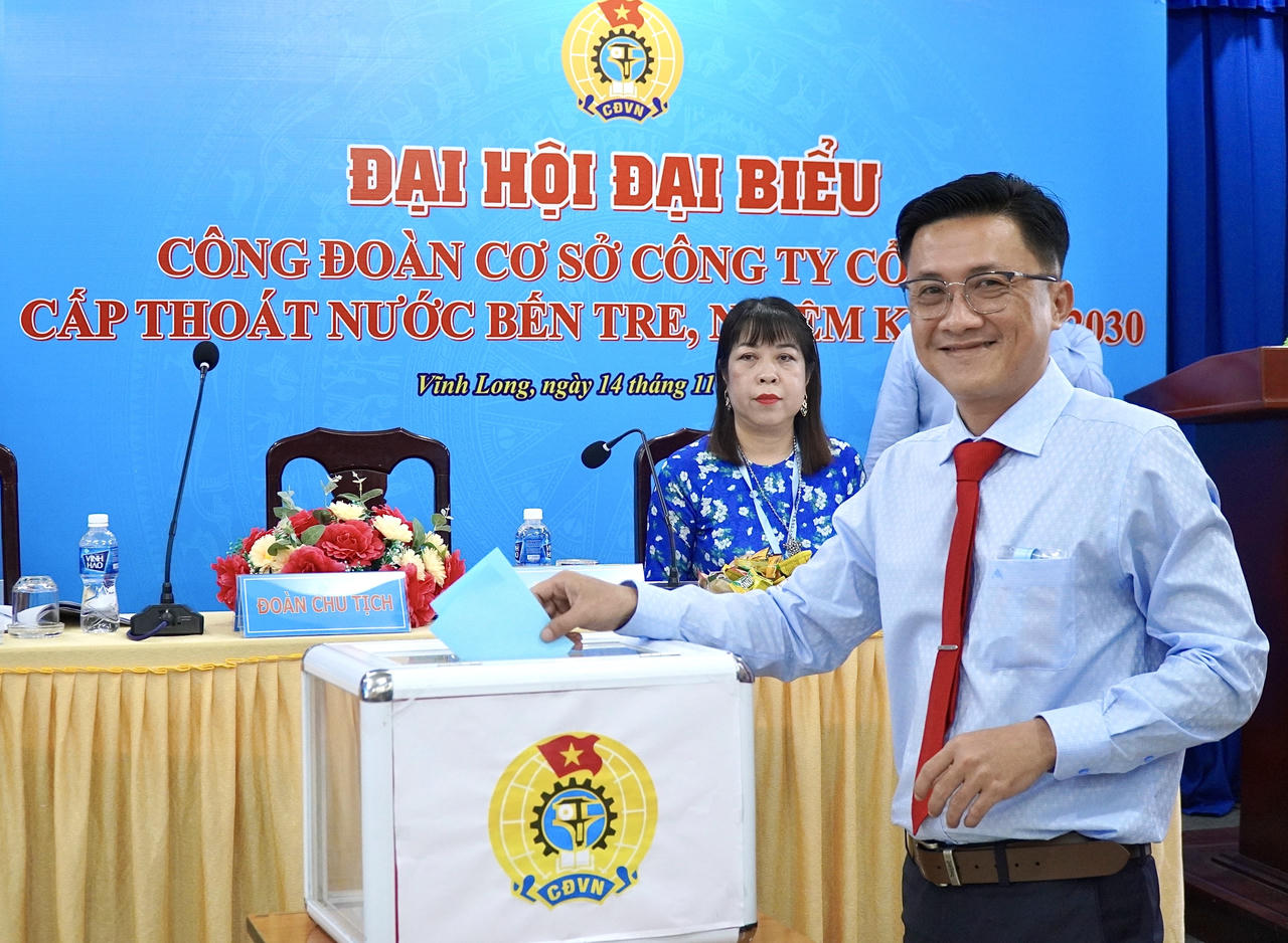 Đại biểu tiến hành bỏ phiếu bầu vào thùng phiếu