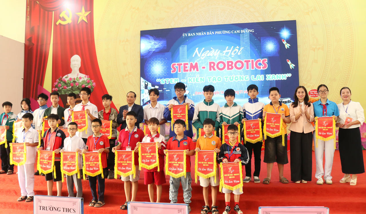 Ban Tổ chức trao cờ lưu niệm cho các đội tham dự.