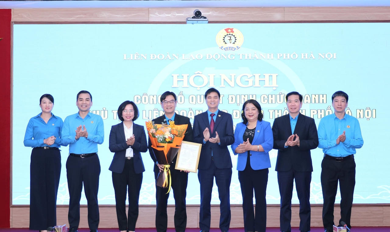 Phó Chủ tịch Tổng LĐLĐ Việt Nam Ngọ Duy Hiểu, Chủ tịch Ủy ban Mặt trận Tổ quốc Việt Nam thành phố Hà Nội Bùi Huyền Mai và các đồng chí Thường trực LĐLĐ thành phố Hà Nội tặng hoa chúc mừng.