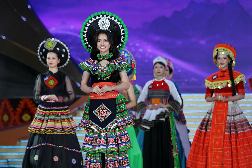 Phần thi trình diễn trang phục dạ hội sắc màu dân tộc.