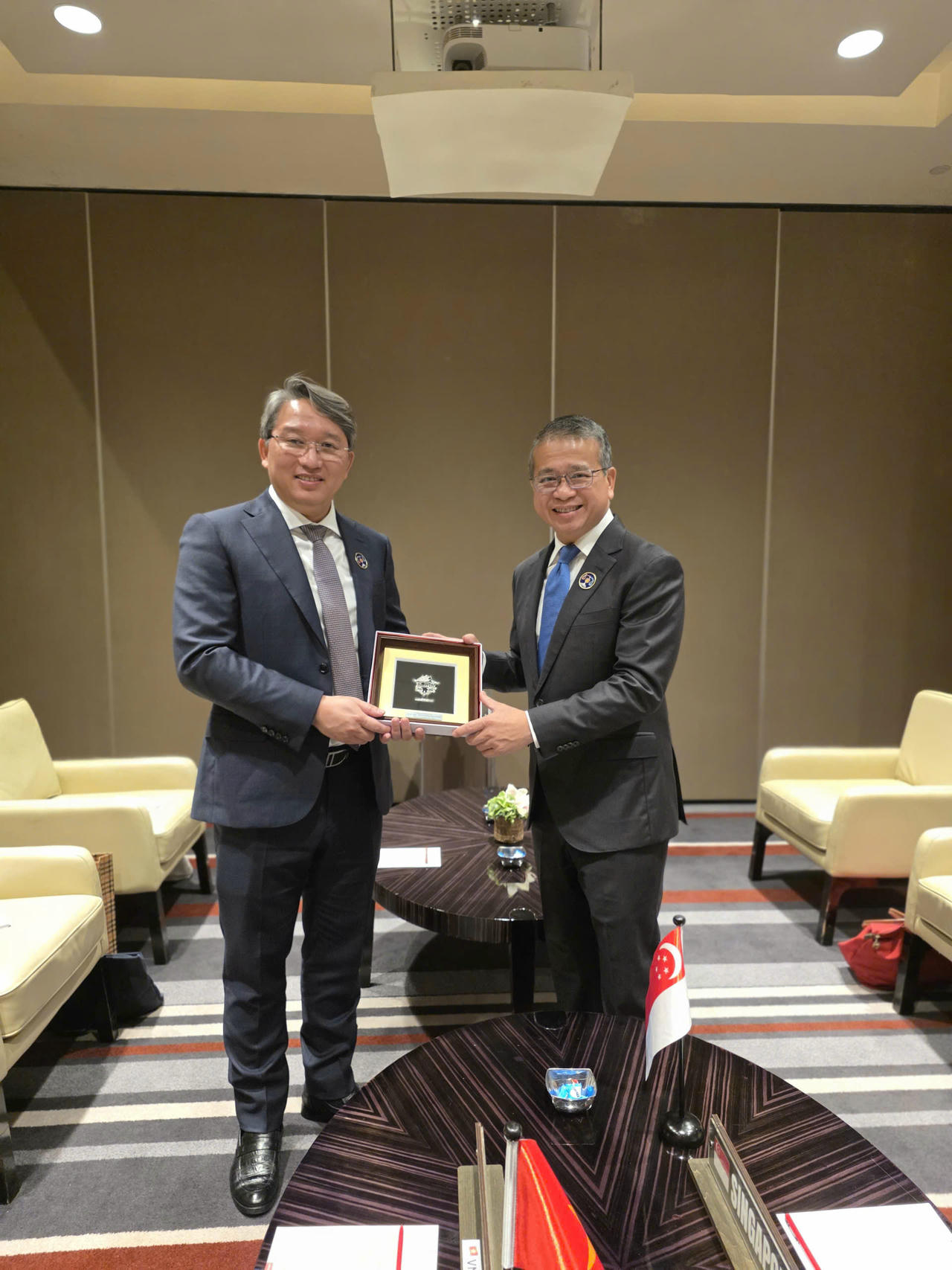 Bộ trưởng Bộ Tư pháp Nguyễn Hải Ninh gặp Bộ trưởng Bộ Pháp luật Singapore.