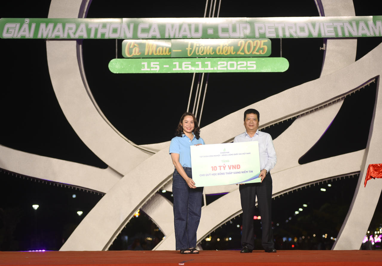 Tập đoàn Công nghiệp – Năng lượng Quốc gia Việt Nam trao bảng tài trợ 10 tỷ đồng cho Quỹ học bổng “Thắp sáng niềm tin”.