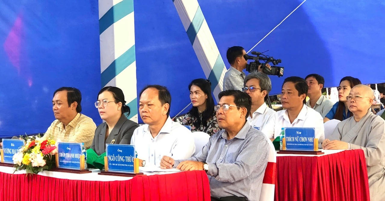 Đại biểu tham dự lễ thả cá giống.