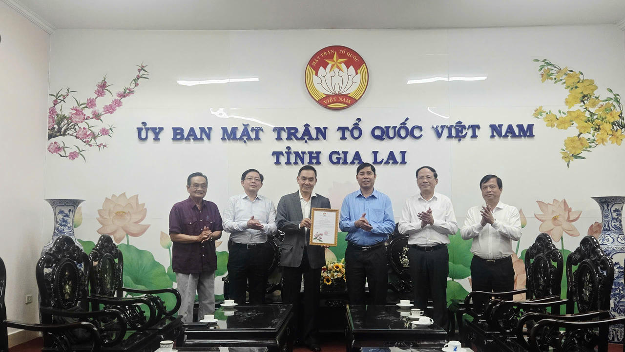 Lãnh đạo tỉnh Gia Lai trao tặng thư cảm ơn vì những đóng góp của&nbsp;Công ty Nutifood.