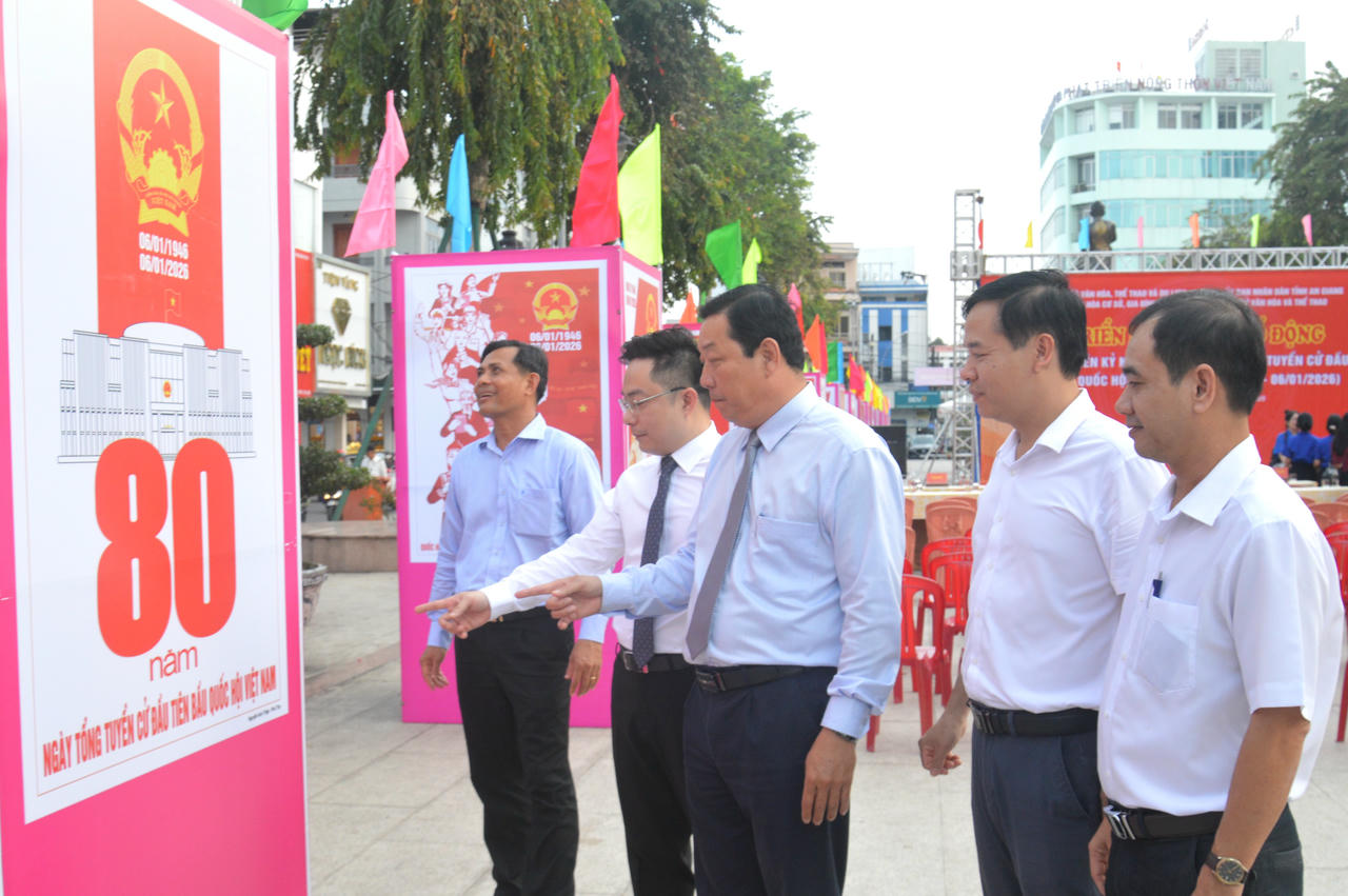 Đại biểu tham quan khu vực triển lãm. (Ảnh: Trung Chánh)