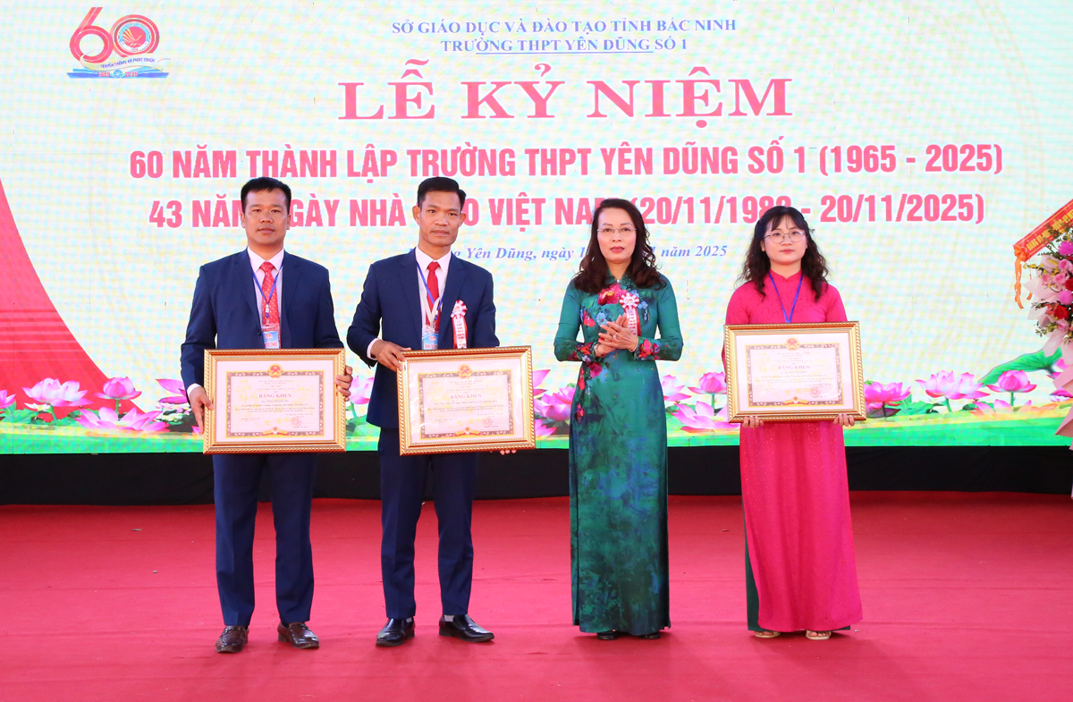 Phó Bí thư Thường trực Tỉnh ủy Nguyễn Thị Hương trao Bằng khen của Chủ tịch UBND tỉnh cho Trường THPT Yên Dũng số 1 và các tập thể, cá nhân tiêu biểu.