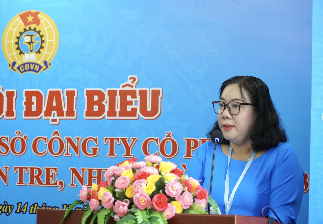 Bà Lê Thị Mai Phương báo cáo kiểm điểm của BCH CĐCS nhiệm kỳ 2023-2028.