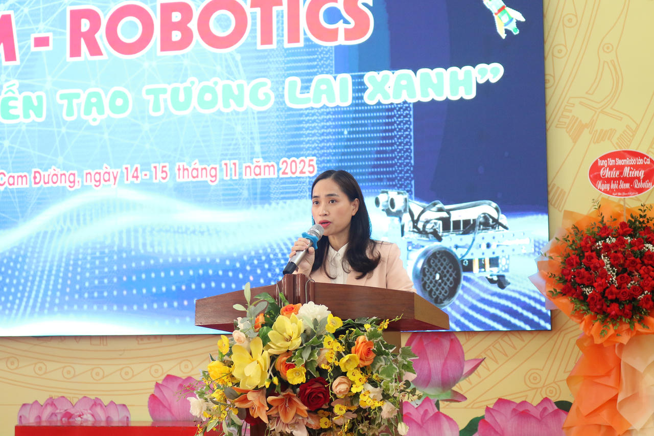 Bà&nbsp;Nguyễn Thu Hoài - Phó Chủ tịch UBND phường Cam Đường phát biểu khai mạc Ngày hội.