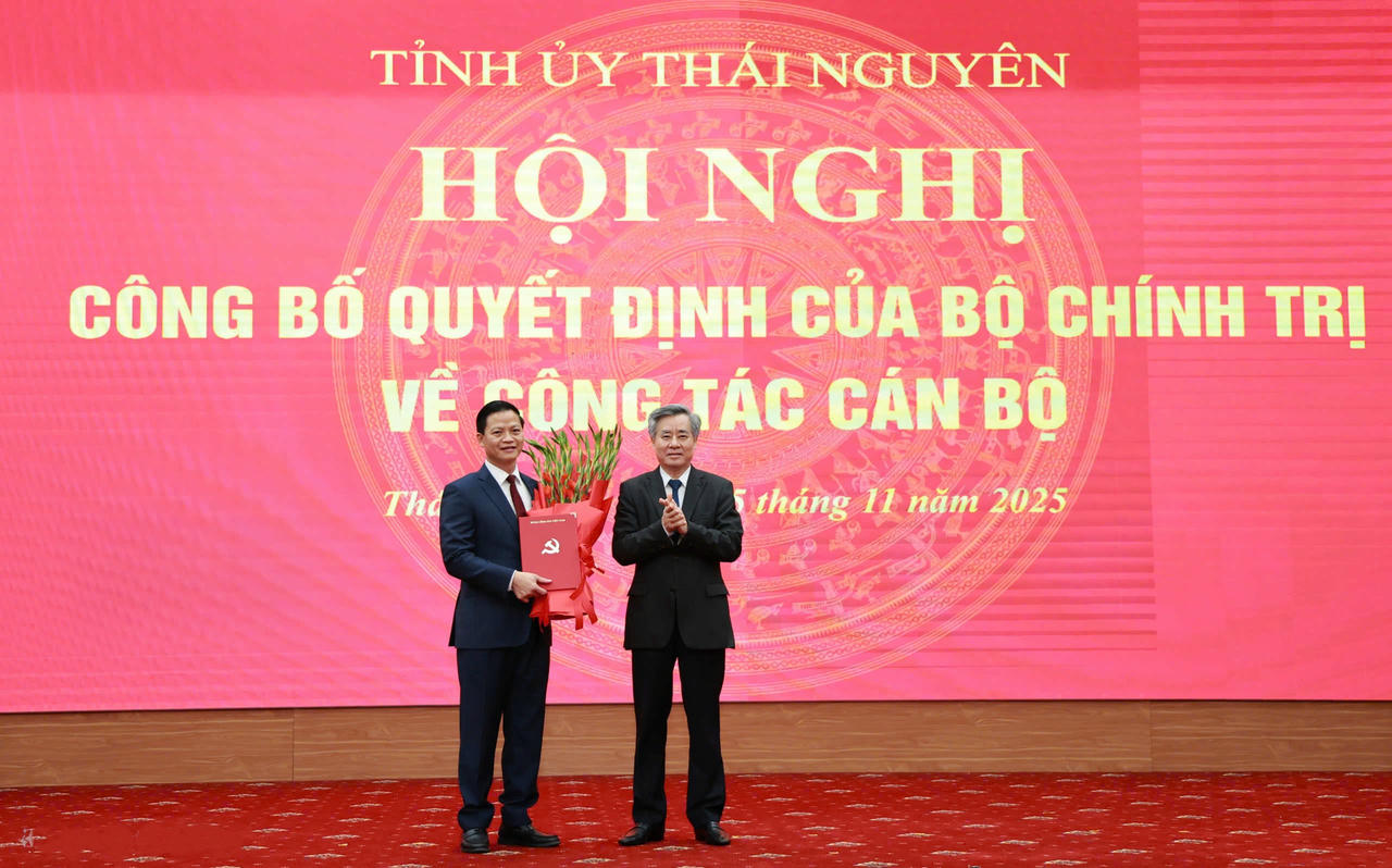 Ông Nguyễn Quang Dương, Phó Trưởng ban Tổ chức Trung ương trao Quyết định của Bộ Chính trị cho ông Vương Quốc Tuấn.