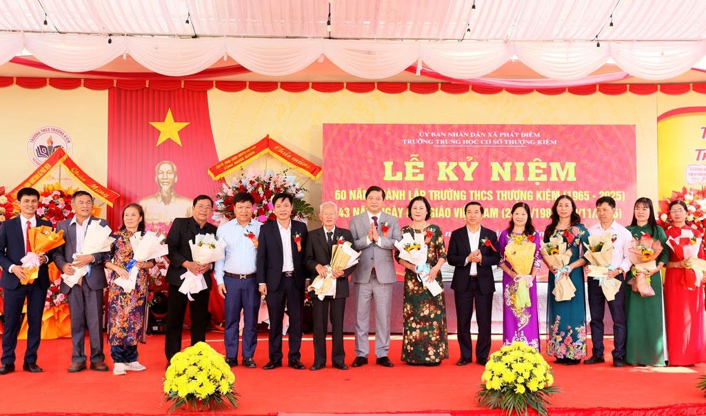 Tặng hoa chúc mừng các thế hệ Hiệu trưởng Trường THCS Thượng Kiệm