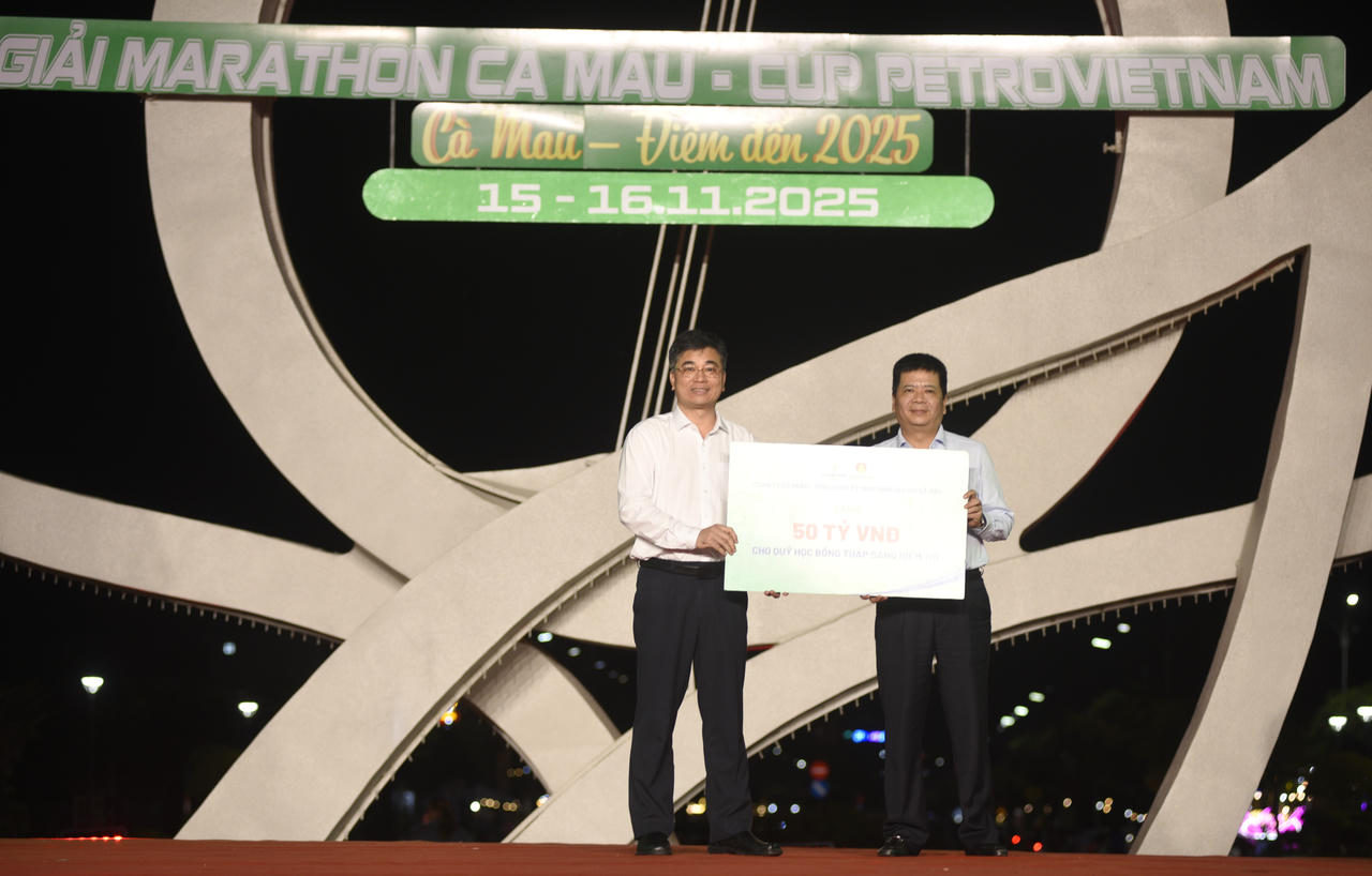 Công ty Cổ phần – Tổng Công ty Phân bón Dầu khí Cà Mau trao bảng tài trợ 50 tỷ đồng cho Quỹ học bổng “Thắp sáng niềm tin”.