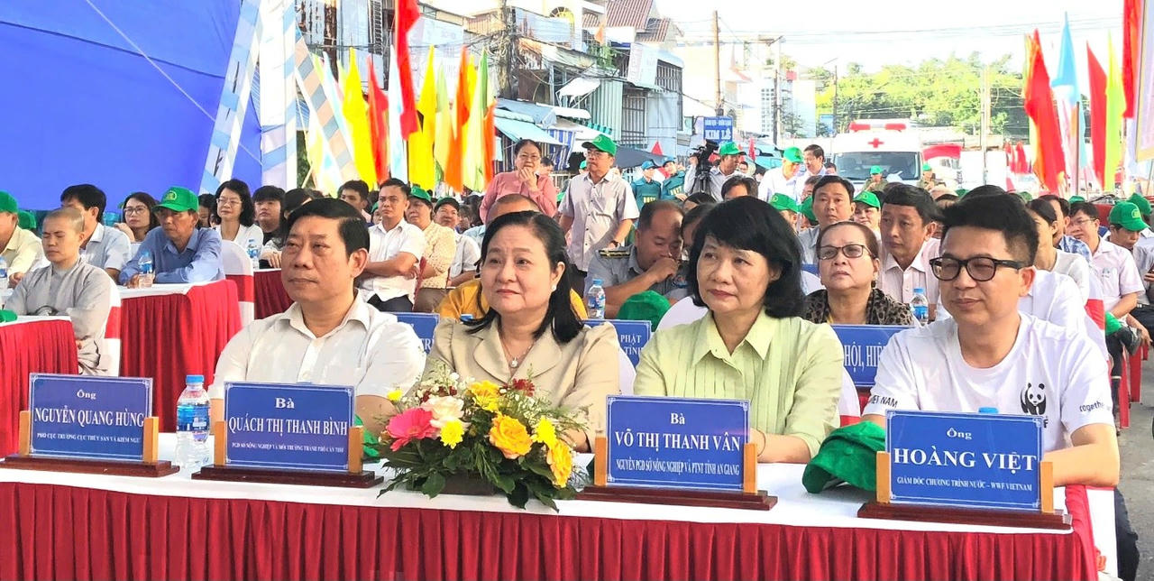 Đồng bằng Sông Cửu Long thả cá giống tái tạo nguồn lợi thủy sản tự nhiên