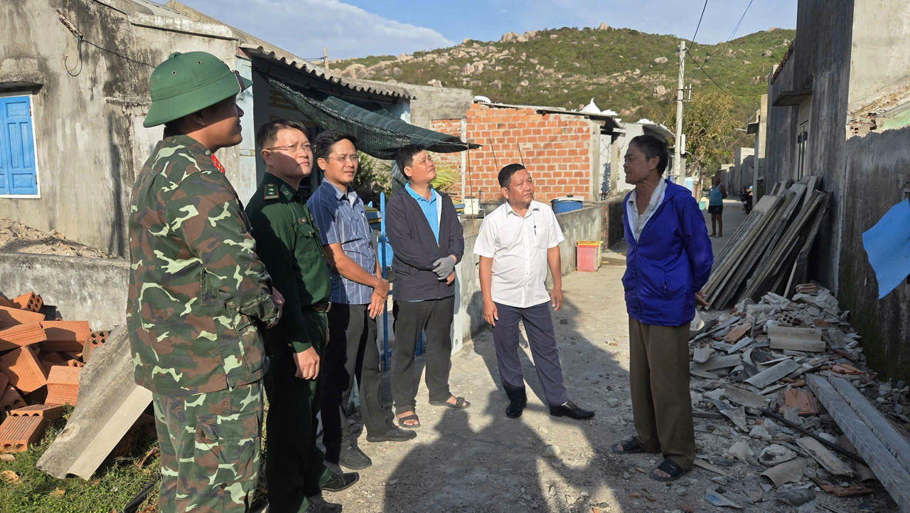Lãnh đạo xã Nhơn Châu cùng các lực lượng đóng chân trên địa bàn xã đi kiểm tra tình hình khác phục hậu quả sau bão của bà con.