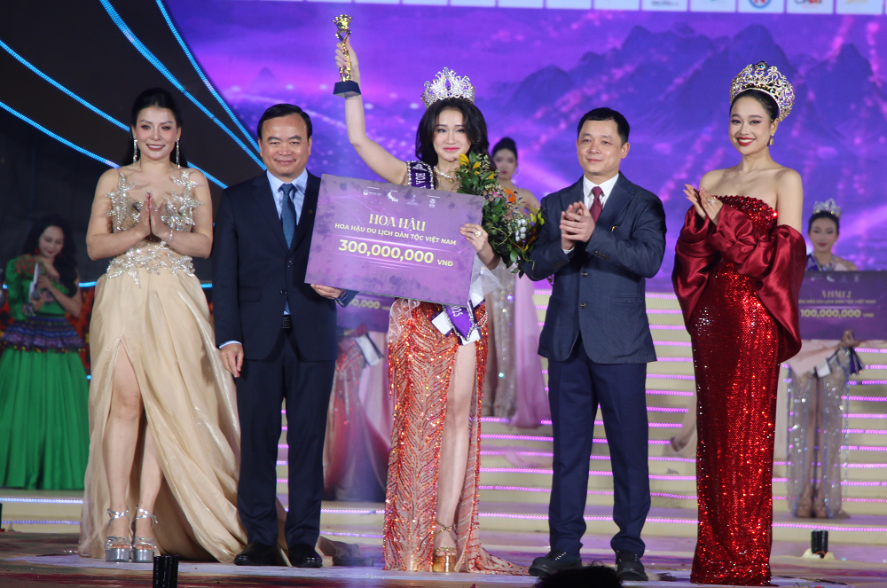 Tân Hoa hậu Trần Minh Phương trong giây phút đăng quang.