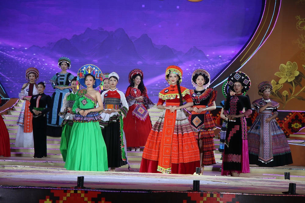 Các thí sinh ấn tượng phần thi trình diễn trang phục dạ hội sắc màu dân tộc.