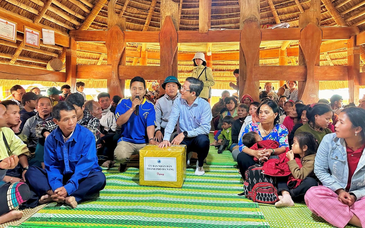 Ông Trần Nam Hưng thăm hỏi, tặng quà cho bà con nhân dân các thôn có nguy cơ sạt lở được sơ tán về nhà gươl.