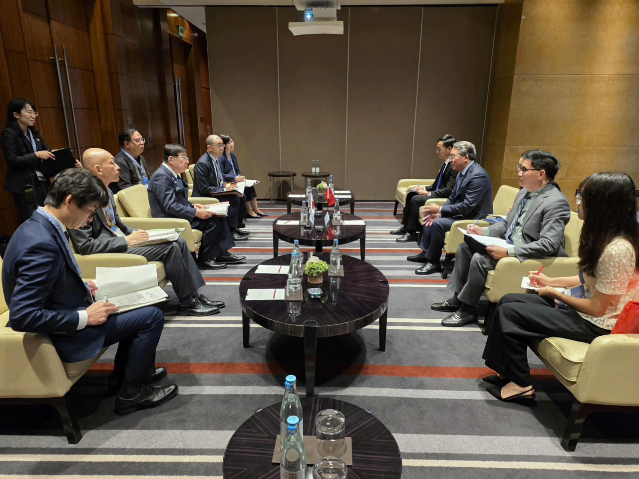 Bộ trưởng Nguyễn Hải Ninh gặp Bộ trưởng Tư pháp Nhật Bản.