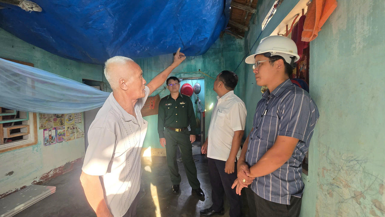 Lãnh đạo xã cùng đại diện Đồn Biên phòng Nhơn Châu tới tận nhà hỗ trợ người dân xây, sửa nhà cửa.