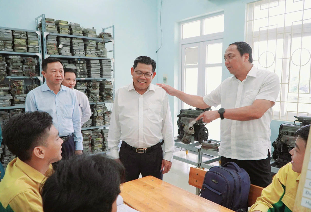 Phó Bí thư Tỉnh ủy An Giang Lâm Minh Thành và Phó Chủ tịch UBND tỉnh Ngô Công Thức tham quan cơ sở vật chất của Trường Đại học Kiên Giang.