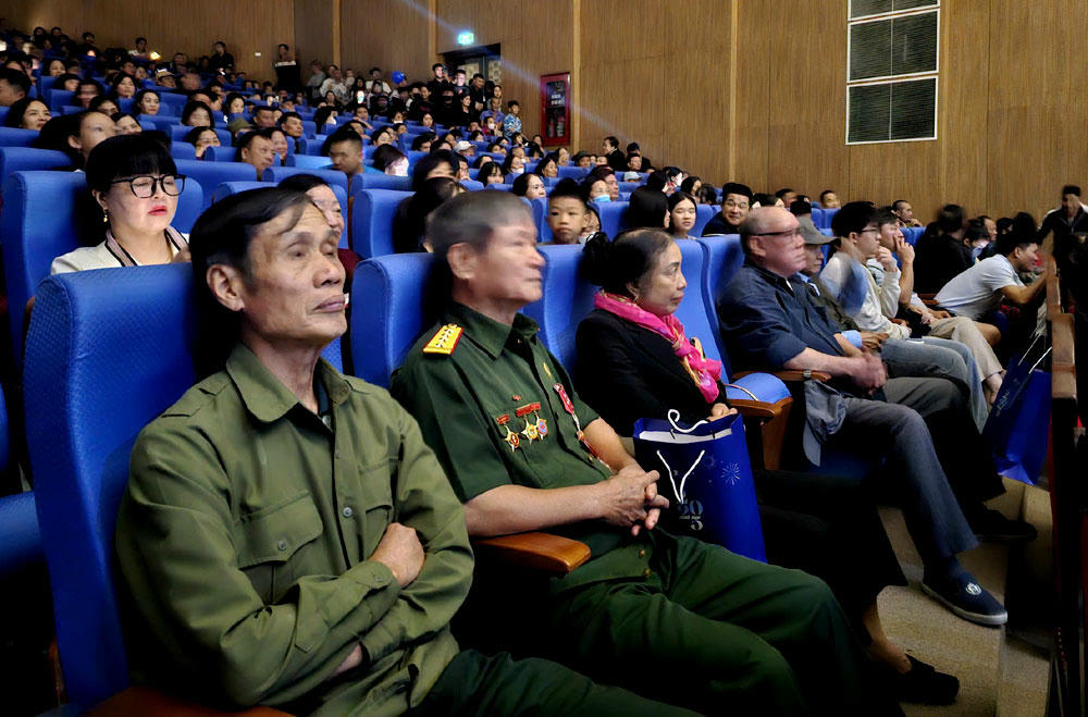 Khán giả thưởng thức bộ phim "Mưa đỏ" tại lễ khai mạc Tuần phim.