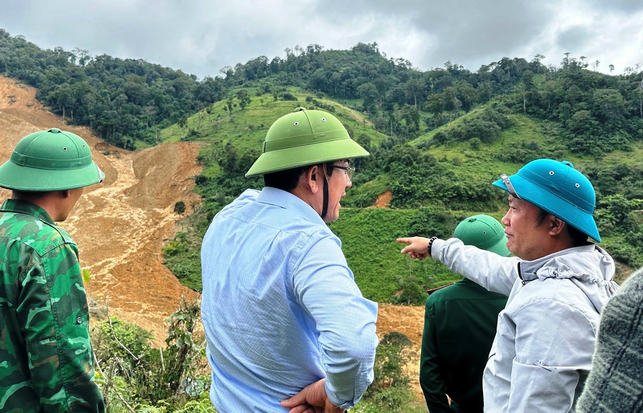 Ông Trần Nam Hưng&nbsp;kiểm tra hiện trường vụ sạt lở núi kinh hoàng.