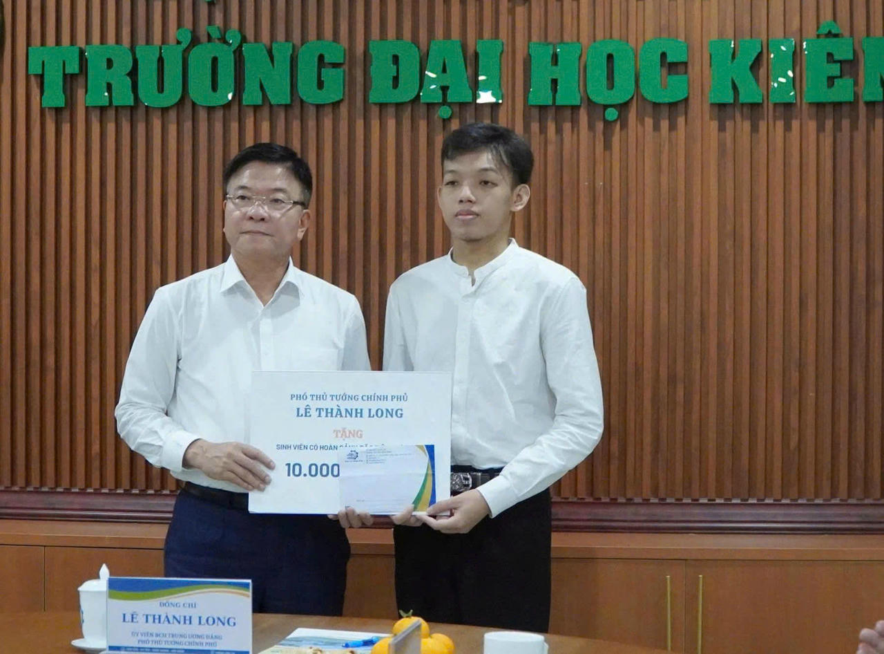 Phó Thủ tướng Lê Thành Long tặng quà cho nhà trường và cho sinh viên có hoàn cảnh khó khăn.