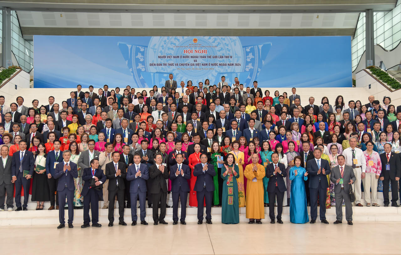 Thủ tướng Phạm Minh Chính chụp ảnh lưu niệm với kiều bào từ hơn 40 quốc gia và vùng lãnh thổ dự Hội nghị Người Việt Nam ở nước ngoài toàn thế giới lần thứ tư và Diễn đàn Trí thức và chuyên gia Việt Nam ở nước ngoài - Ảnh: VGP/Nhật Bắc