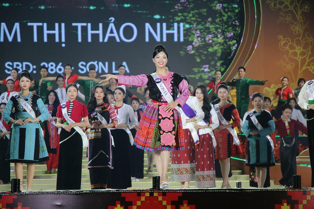 Các thí sinh xinh đẹp trong bộ trang phục dân tộc.