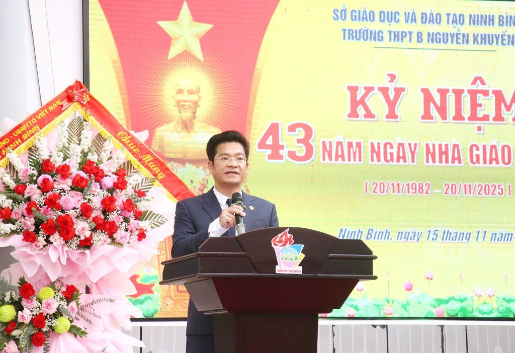 Ông Trần Anh Dũng – Phó Chủ tịch UBND tỉnh Ninh Bình phát biểu tại buổi lễ kỷ niệm 43 năm Ngày Nhà giáo Việt Nam (20/11/1982-20/11/2025) của trường THPT B Nguyễn Khuyến