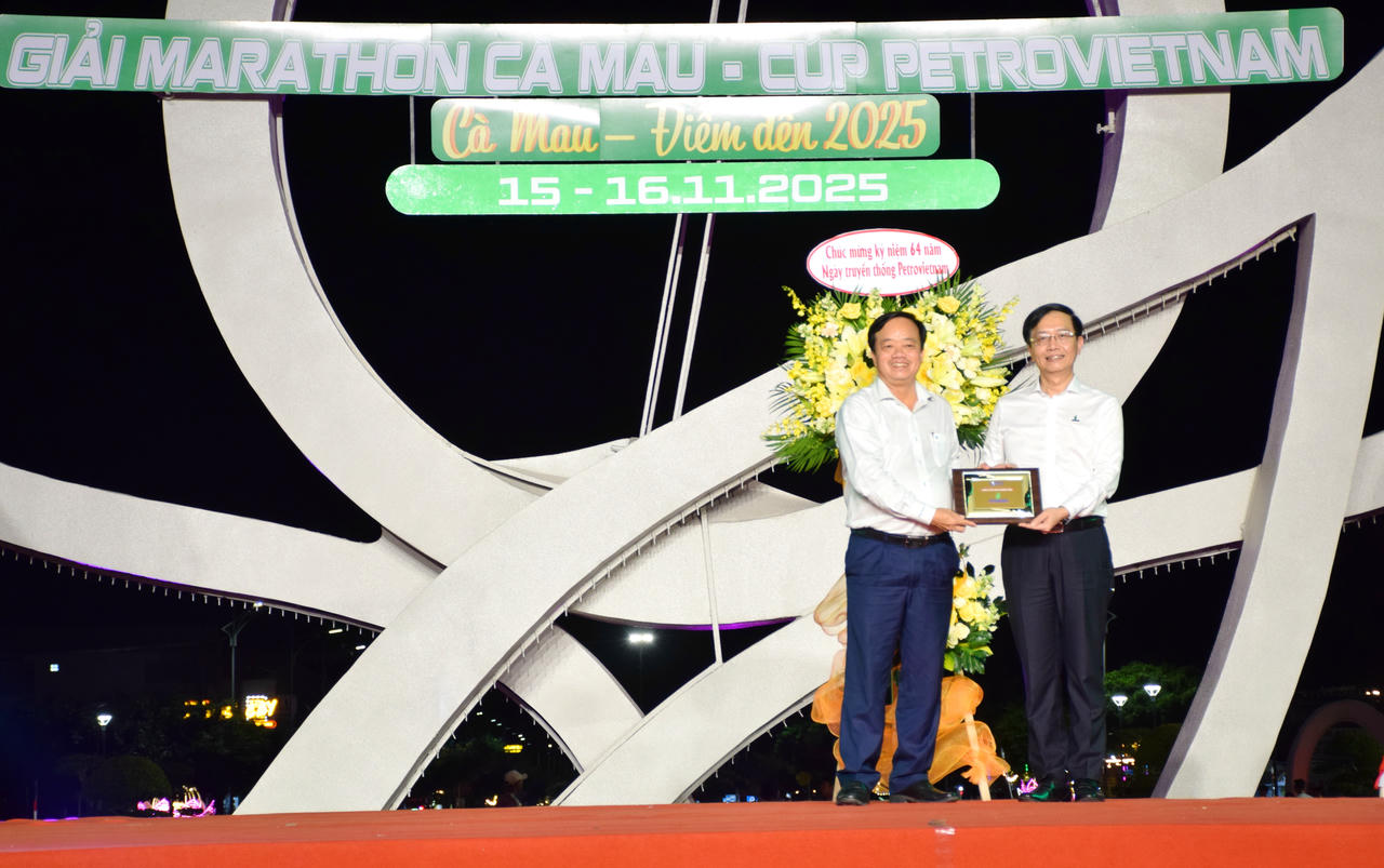 Ông Huỳnh Quốc Việt - Ủy viên dự khuyết BCH TW Đảng, Phó Bí thư Thường trực Tỉnh ủy, Chủ tịch Ủy ban MTTQ Việt Nam tỉnh Cà Mau (bên trái), tặng hoa chúc mừng Kỷ niệm 64 năm Ngày truyền thống Ngành Công nghiệp – Năng lượng quốc gia Việt Nam. Đồng thời, trao tặng biểu trưng cảm ơn nhà tài trợ.